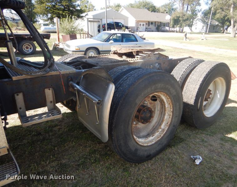 image for item DD4505 1987 International semi truck