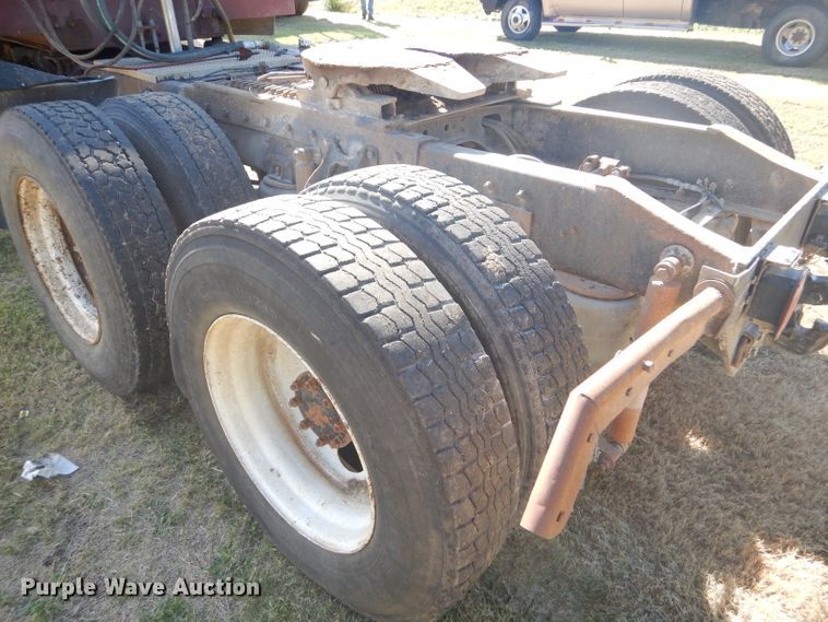 image for item DD4505 1987 International semi truck