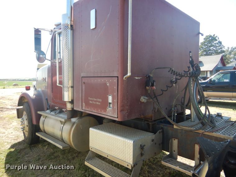 image for item DD4505 1987 International semi truck