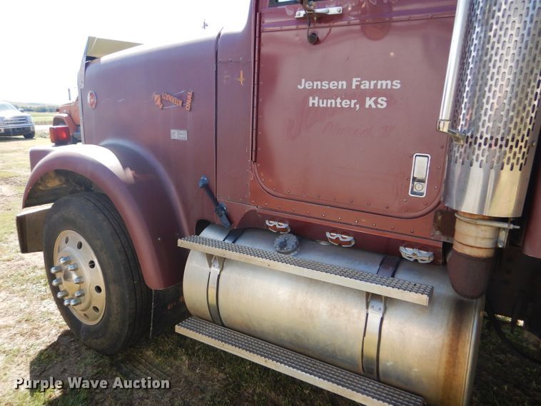 image for item DD4505 1987 International semi truck