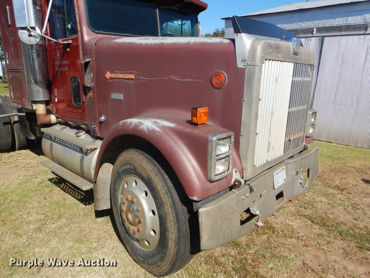 image for item DD4505 1987 International semi truck
