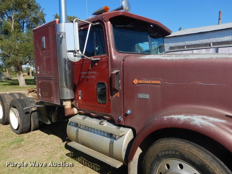 image for item DD4505 1987 International semi truck