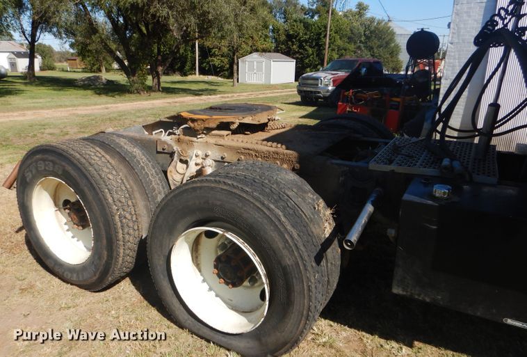 image for item DD4505 1987 International semi truck