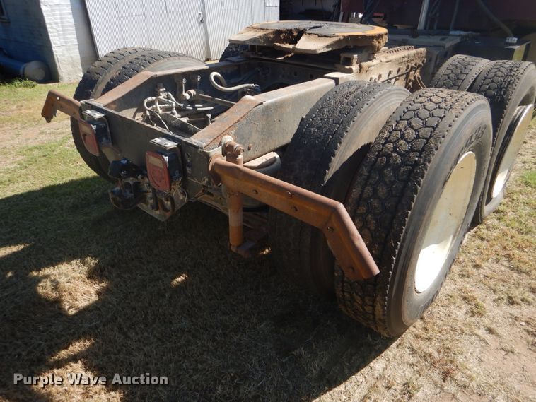 image for item DD4505 1987 International semi truck