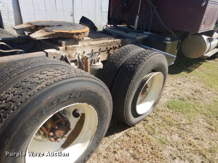 image for item DD4505 1987 International semi truck