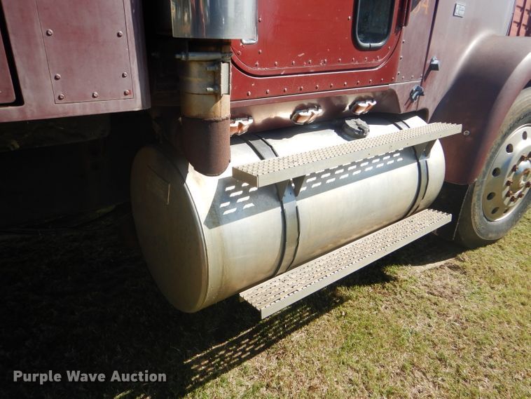 image for item DD4505 1987 International semi truck