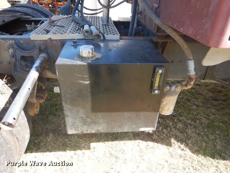 image for item DD4505 1987 International semi truck