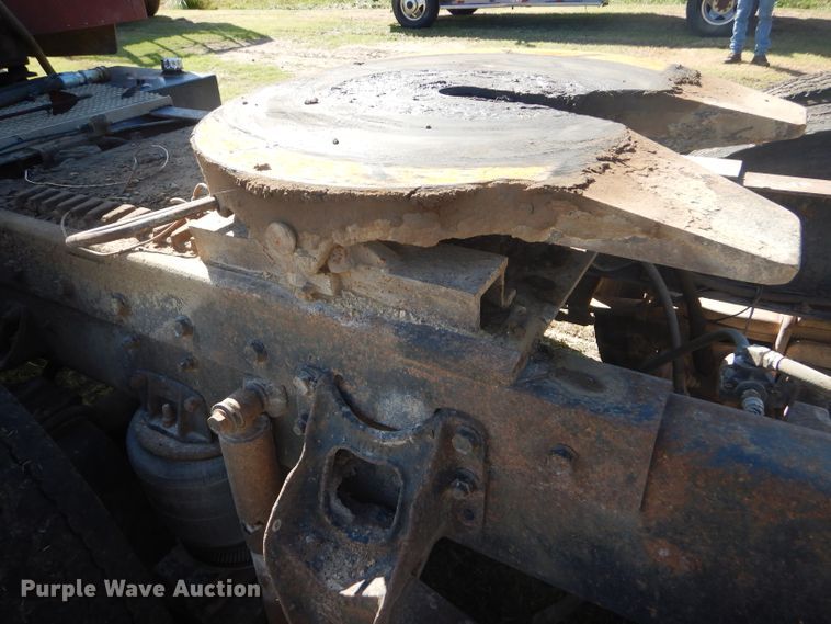 image for item DD4505 1987 International semi truck