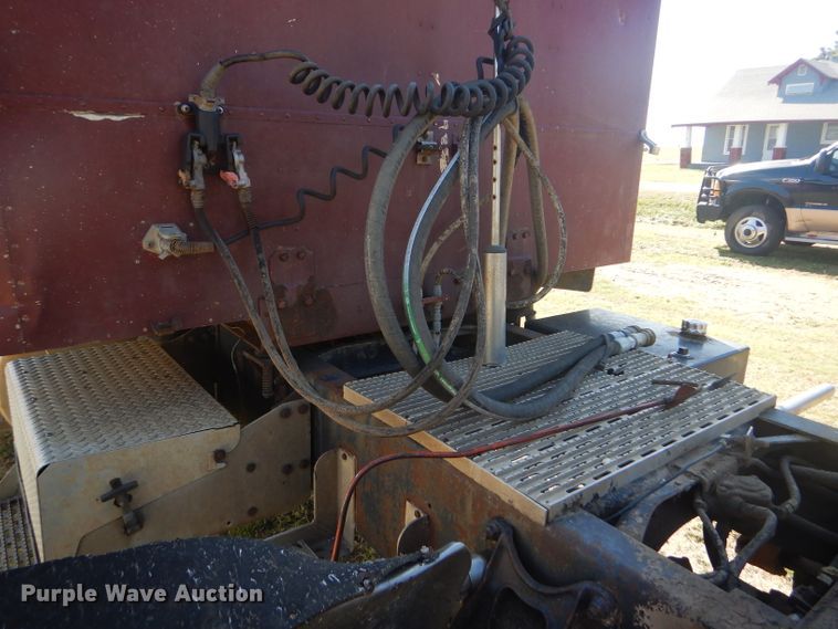 image for item DD4505 1987 International semi truck