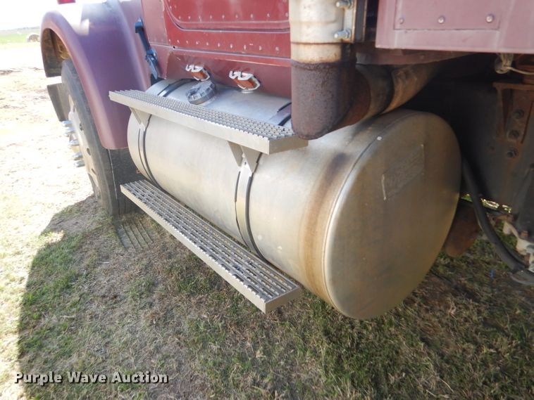 image for item DD4505 1987 International semi truck