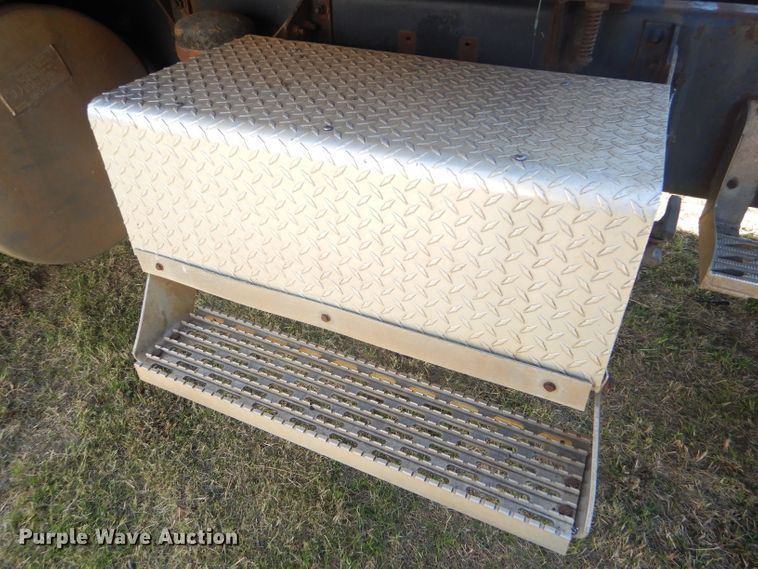 image for item DD4505 1987 International semi truck