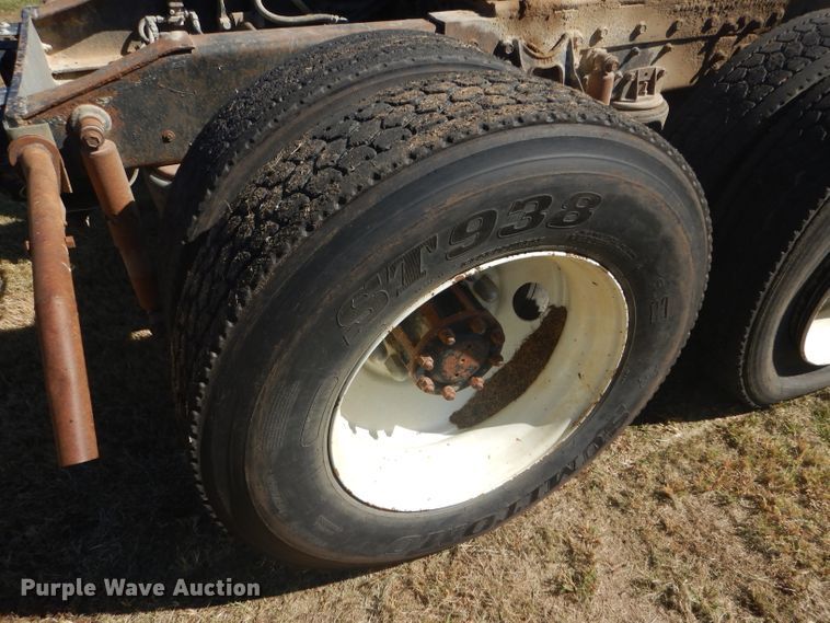 image for item DD4505 1987 International semi truck