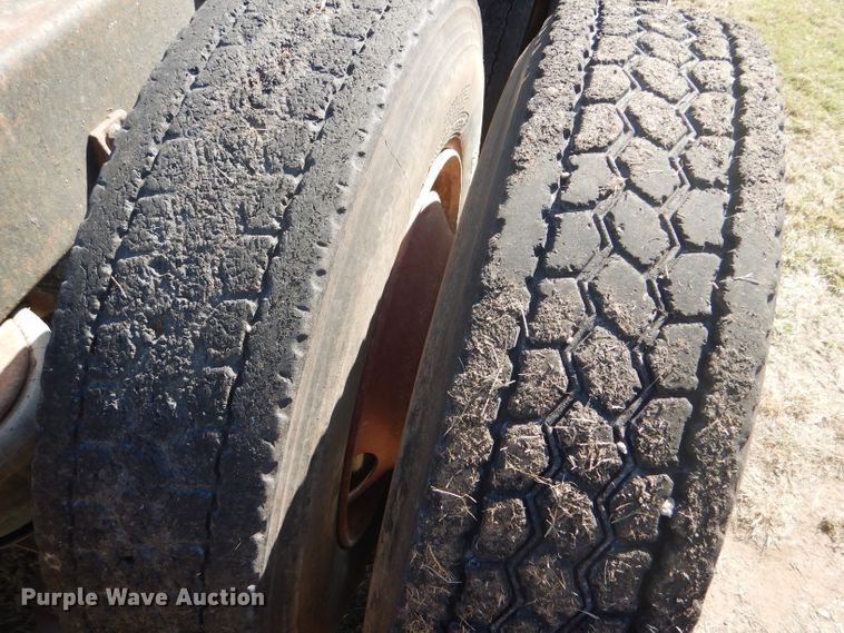 image for item DD4505 1987 International semi truck