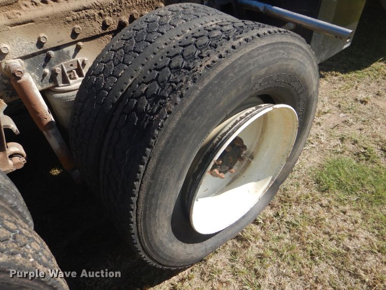 image for item DD4505 1987 International semi truck