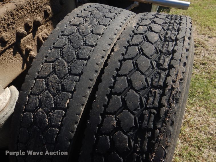 image for item DD4505 1987 International semi truck