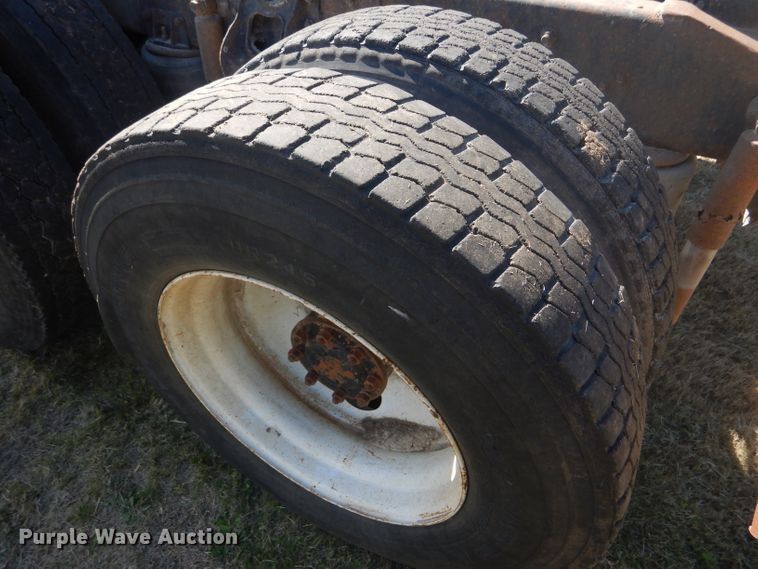 image for item DD4505 1987 International semi truck