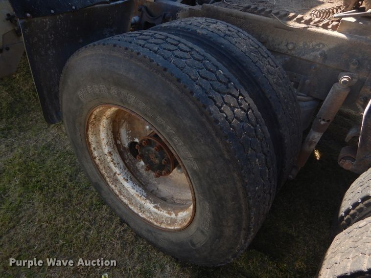 image for item DD4505 1987 International semi truck