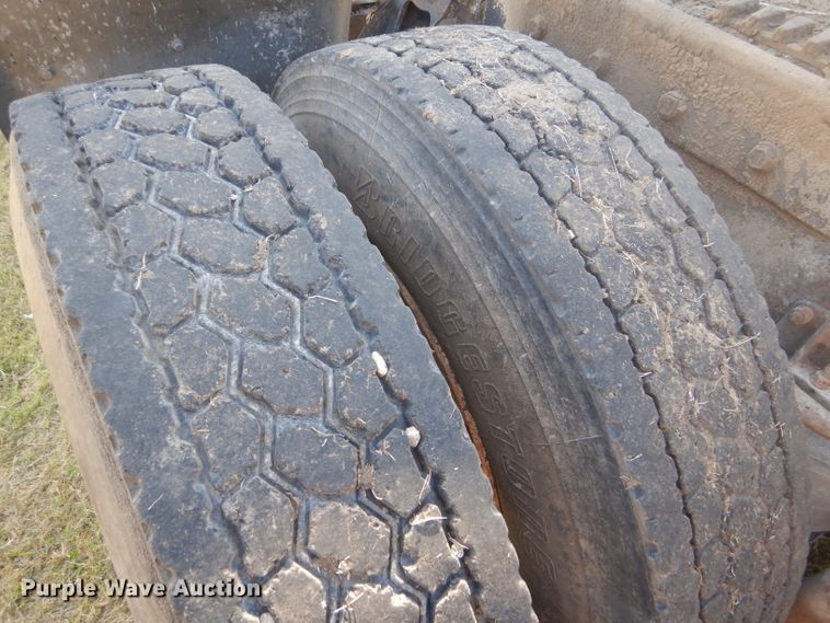 image for item DD4505 1987 International semi truck