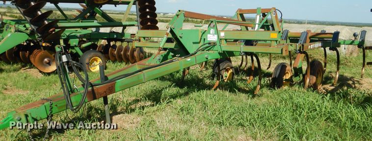 image for item DF2236 John Deere 680 chisel