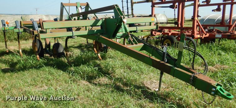 image for item DF2236 John Deere 680 chisel