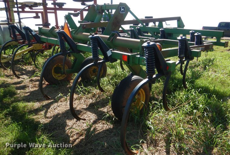 image for item DF2236 John Deere 680 chisel