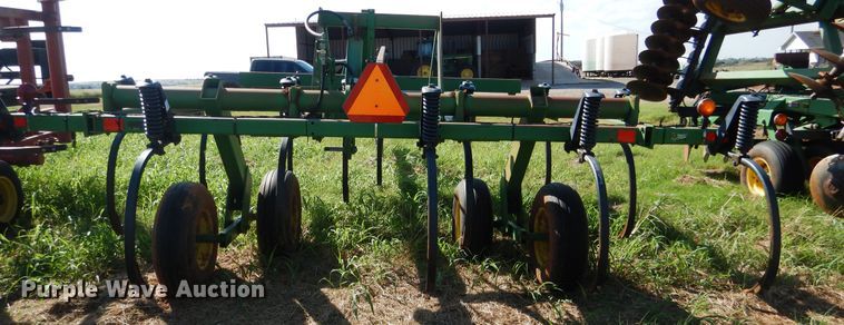 image for item DF2236 John Deere 680 chisel