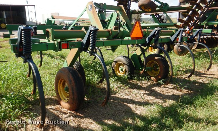 image for item DF2236 John Deere 680 chisel