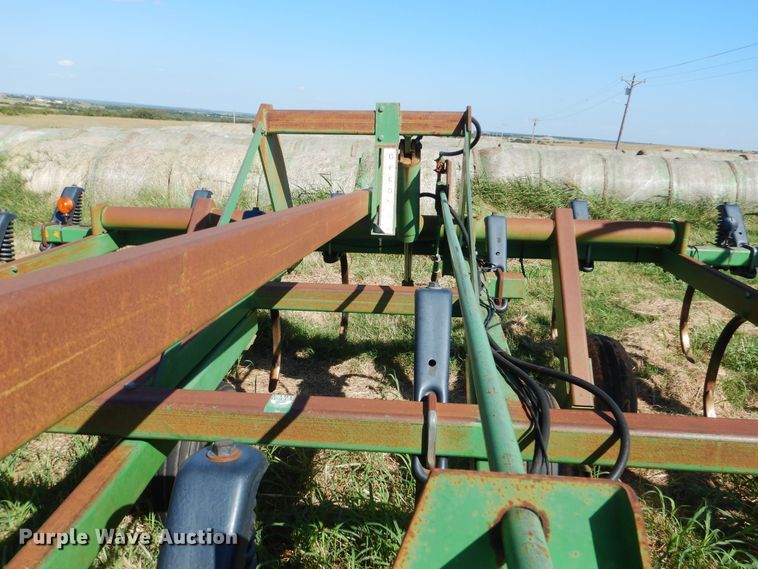 image for item DF2236 John Deere 680 chisel