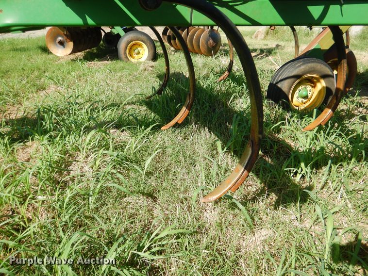 image for item DF2236 John Deere 680 chisel