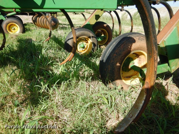 image for item DF2236 John Deere 680 chisel