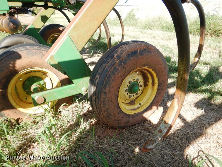 image for item DF2236 John Deere 680 chisel