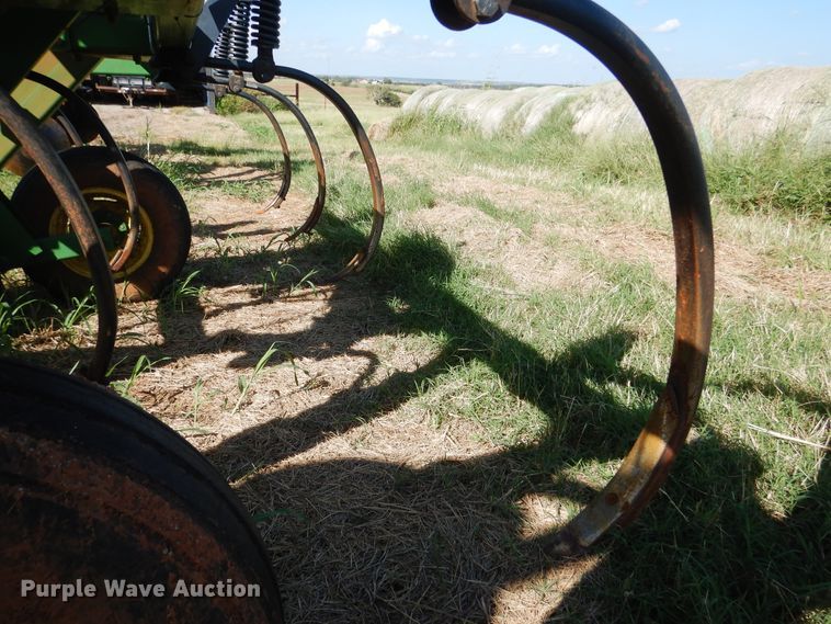 image for item DF2236 John Deere 680 chisel