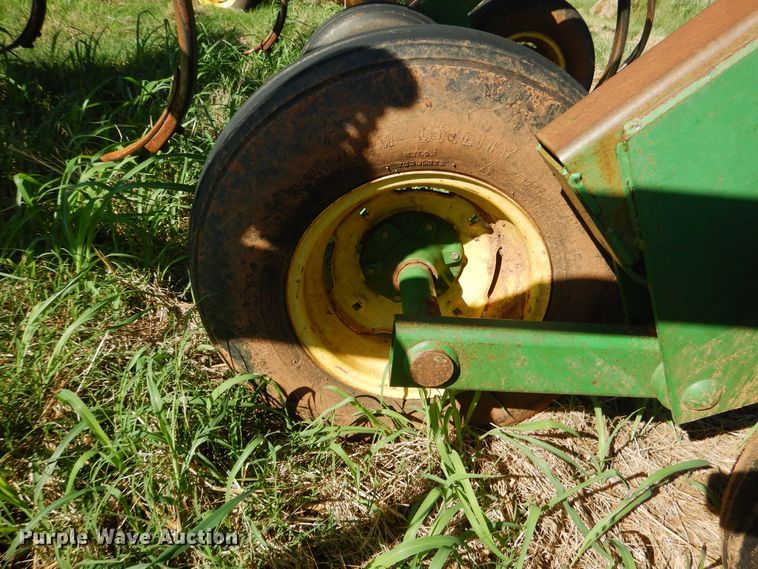 image for item DF2236 John Deere 680 chisel