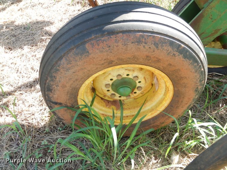 image for item DF2236 John Deere 680 chisel