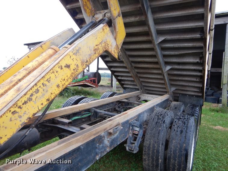 image for item DH2584 1988 GMC Brigadier grain truck