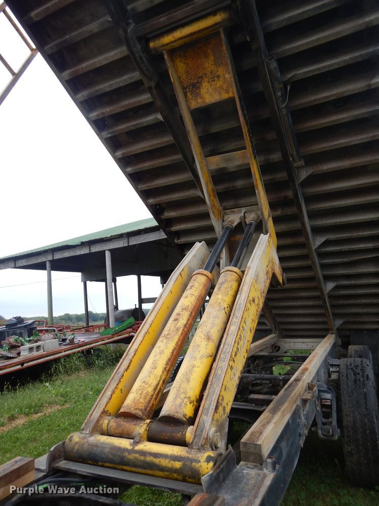 image for item DH2584 1988 GMC Brigadier grain truck