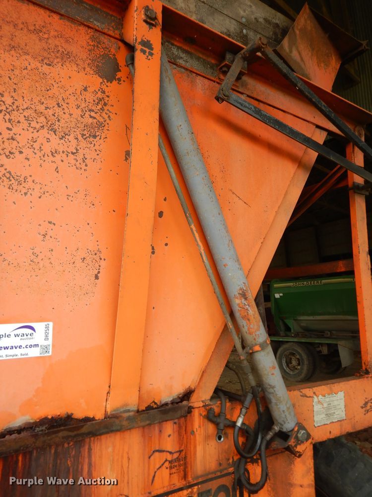 image for item DH2585 Richardton silage dump wagon