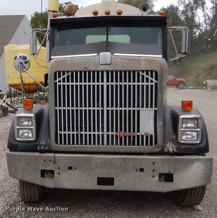 image for item DH6218 1987 International F9370 flatbed truck