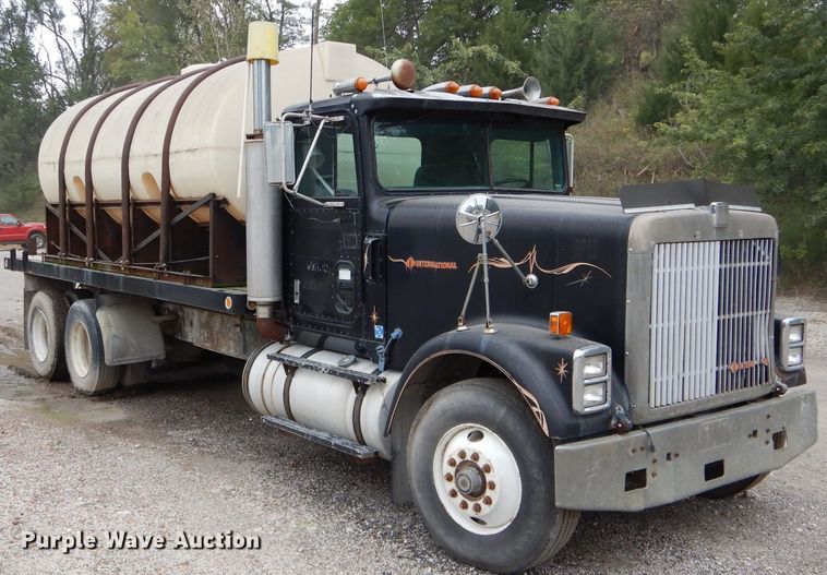 image for item DH6218 1987 International F9370 flatbed truck