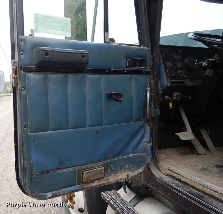 image for item DH6218 1987 International F9370 flatbed truck