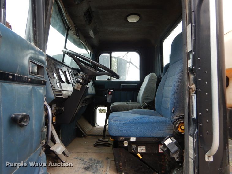 image for item DH6218 1987 International F9370 flatbed truck