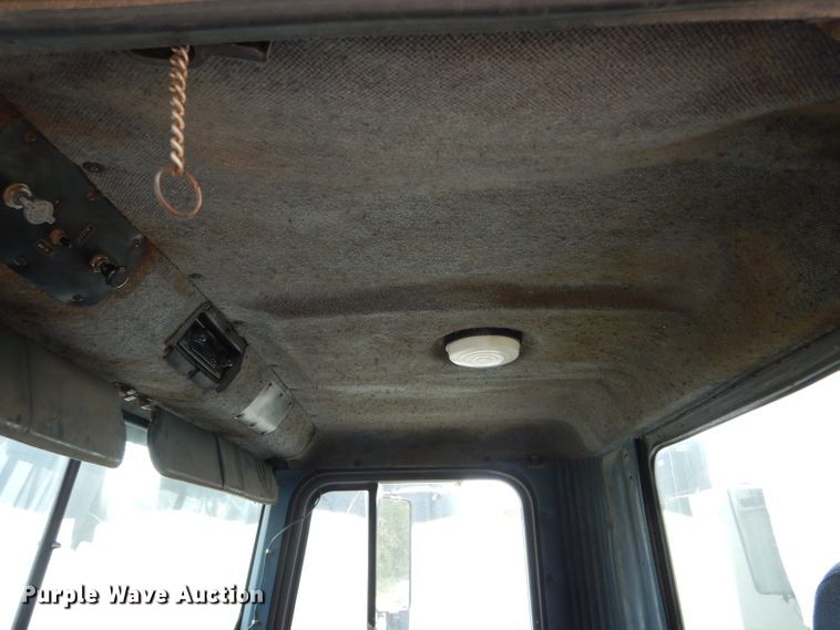 image for item DH6218 1987 International F9370 flatbed truck