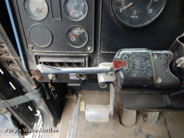 image for item DH6218 1987 International F9370 flatbed truck