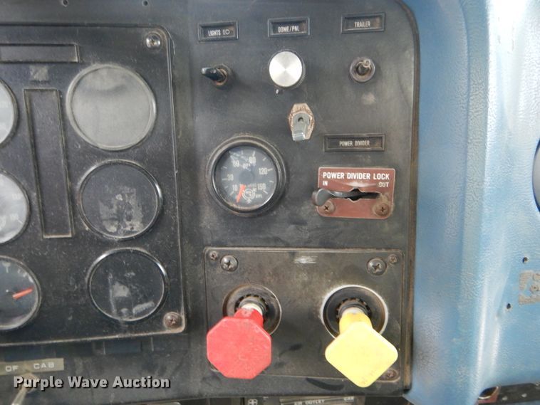 image for item DH6218 1987 International F9370 flatbed truck