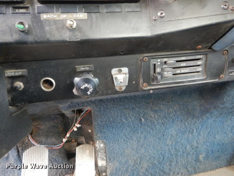 image for item DH6218 1987 International F9370 flatbed truck