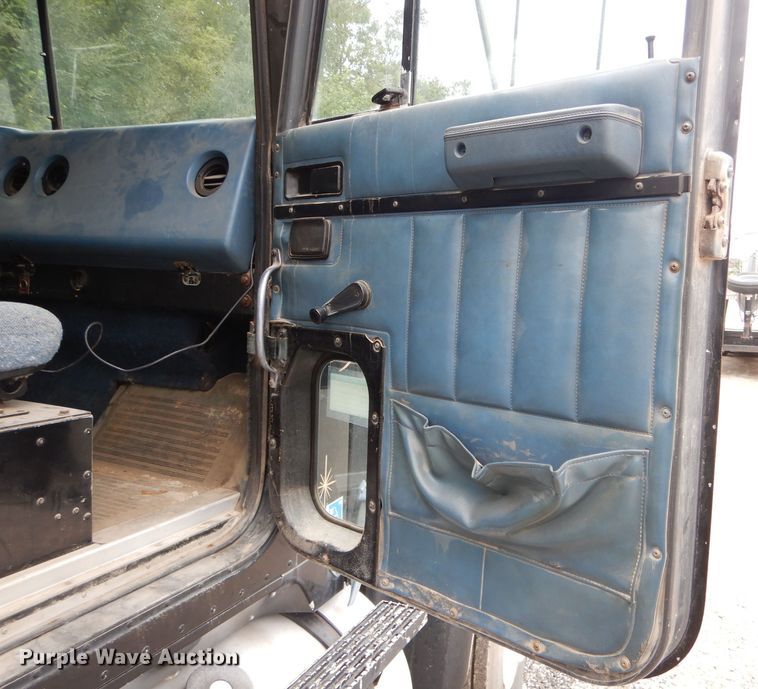 image for item DH6218 1987 International F9370 flatbed truck