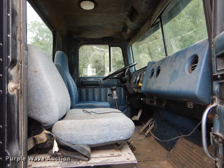 image for item DH6218 1987 International F9370 flatbed truck