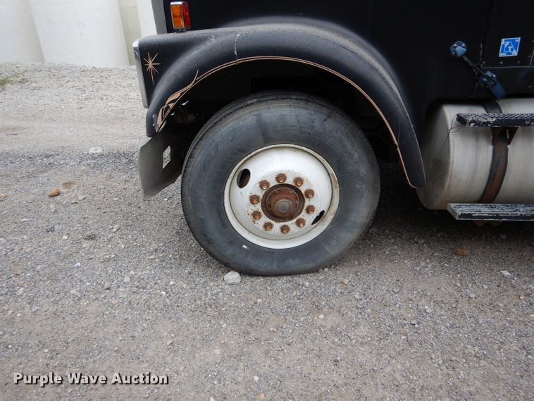 image for item DH6218 1987 International F9370 flatbed truck