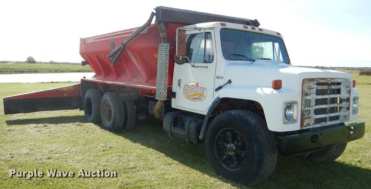 image for item DI2546 1981 International applicator truck