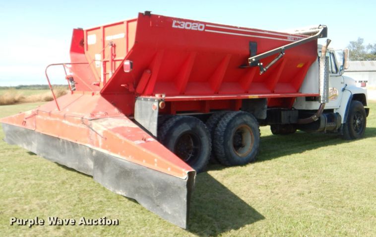 image for item DI2546 1981 International applicator truck